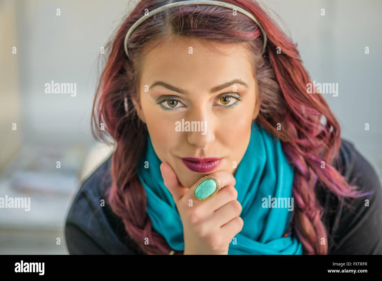 Ritratto di giovane donna con la mano sul mento Foto Stock
