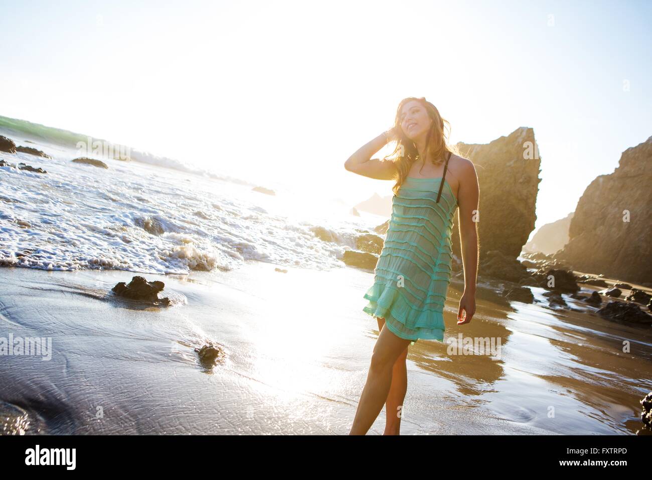 Giovane donna godendo beach Foto Stock