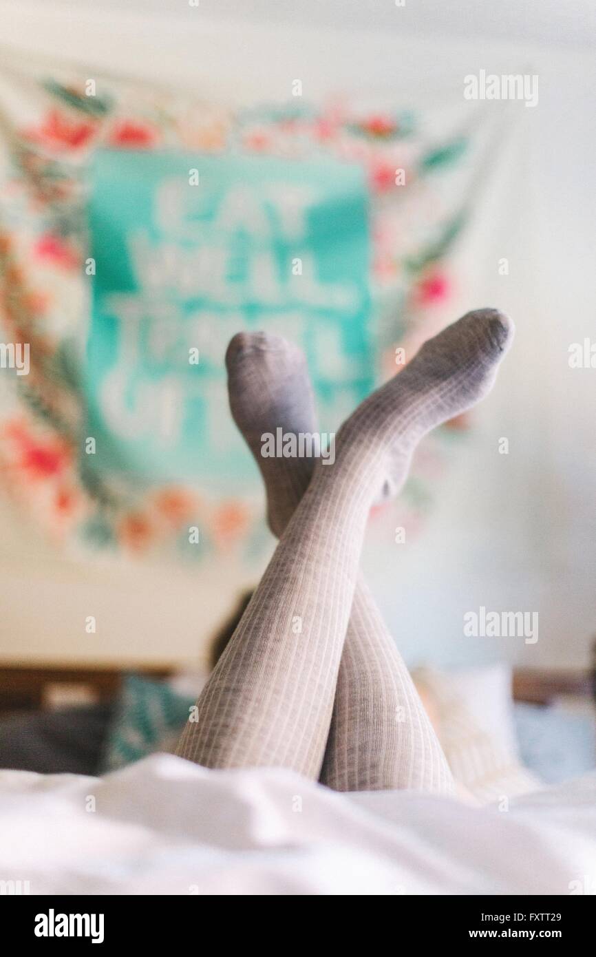 Woman lying on bed legs immagini e fotografie stock ad alta risoluzione -  Alamy