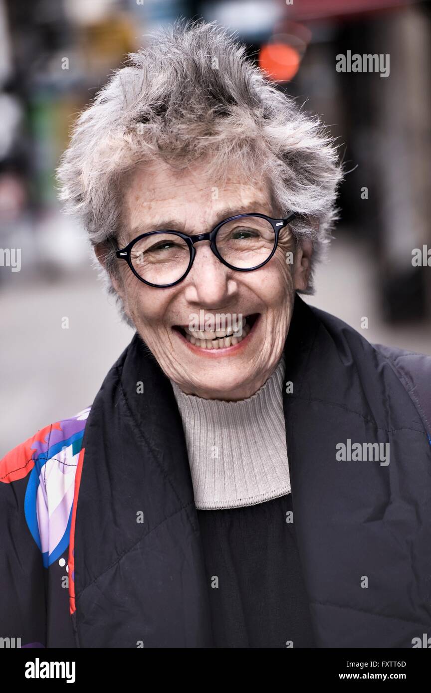 Ritratto di donna senior, sorridente Foto Stock