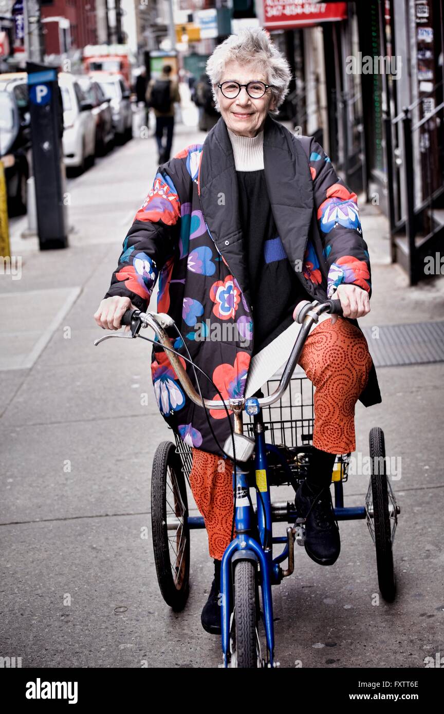 Ritratto di donna senior triciclo di equitazione Foto Stock