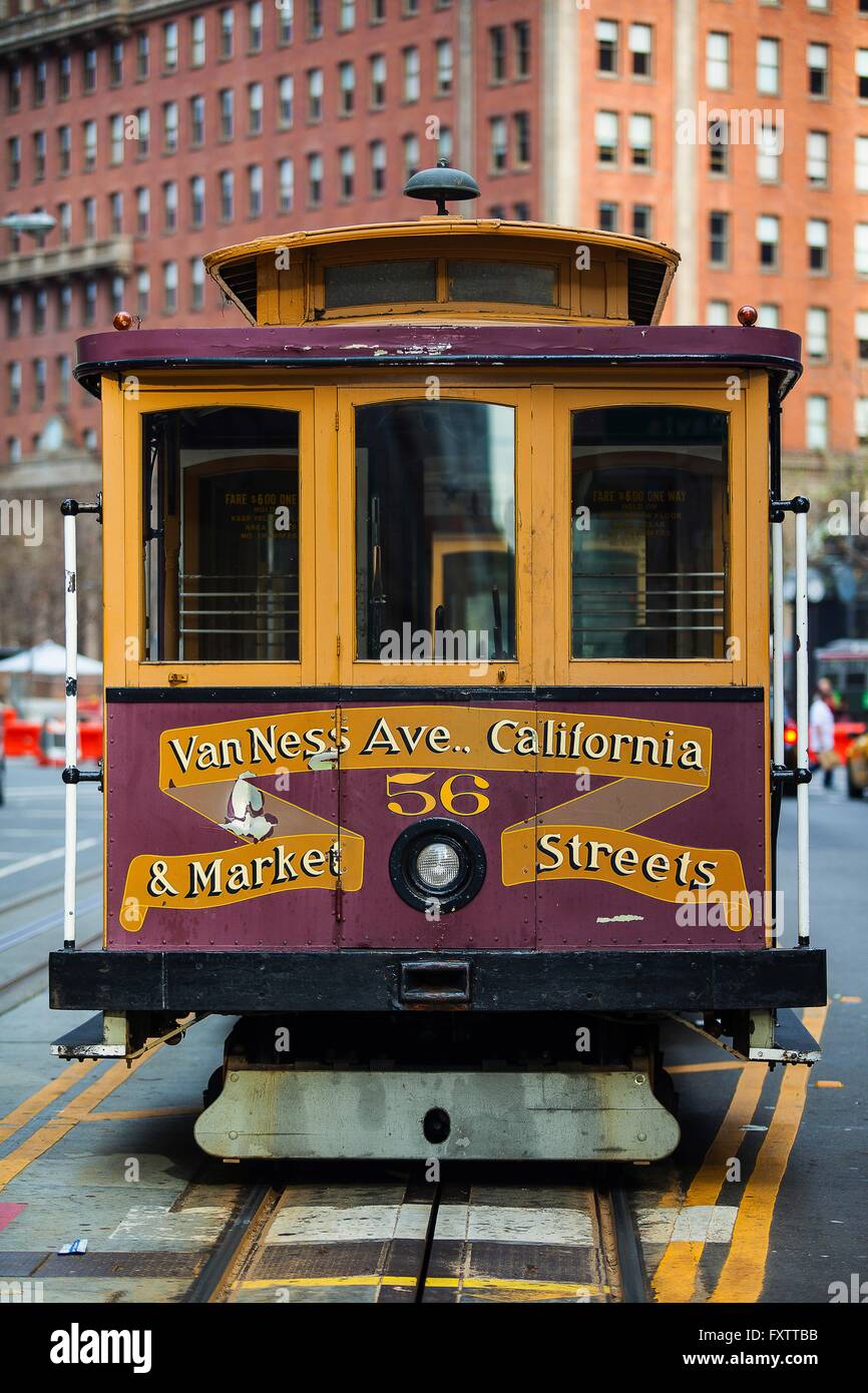 Vista frontale dei tradizionali tram di San Francisco, California, Stati Uniti d'America Foto Stock