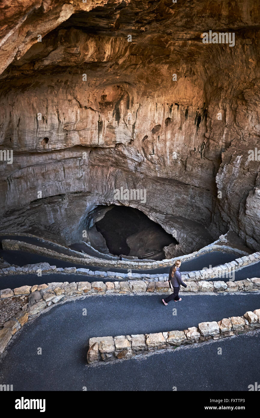 Donna che cammina in discesa alla grotta, Carlsbad, Nuovo Messico Foto Stock