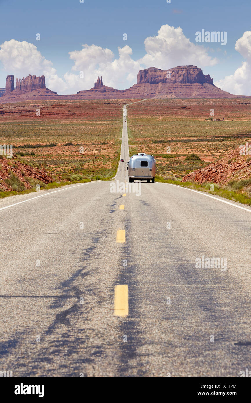 Viaggiare il rimorchio su autostrada, Monument Valley, Arizona Foto Stock