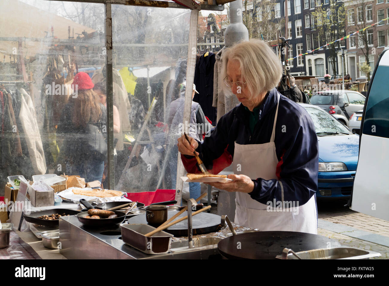 Vendita e rendendo crepes freschi al mercato di Amsterdam, Olanda Foto Stock