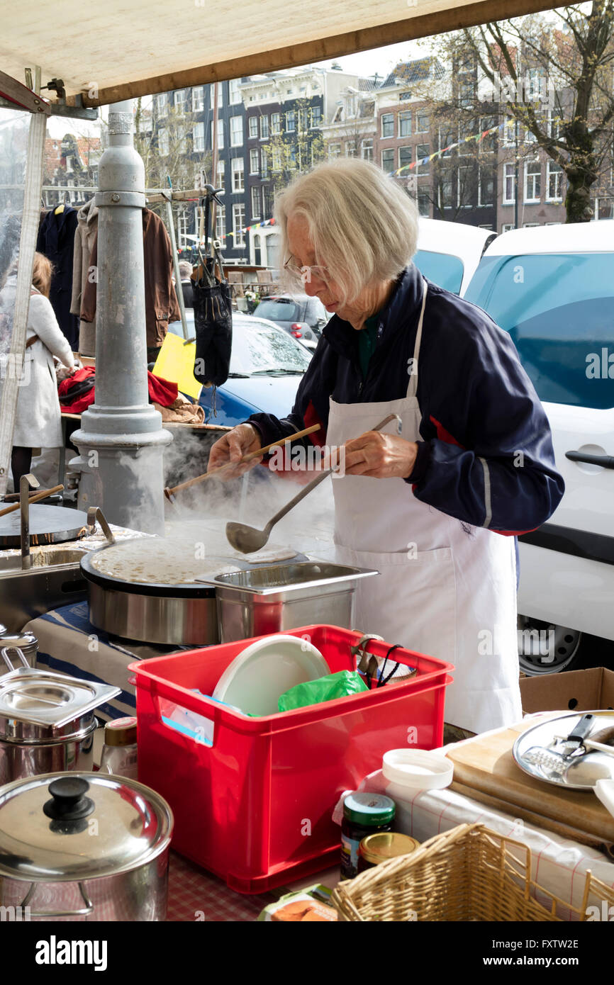 Vendita e rendendo crepes freschi al mercato di Amsterdam, Olanda Foto Stock