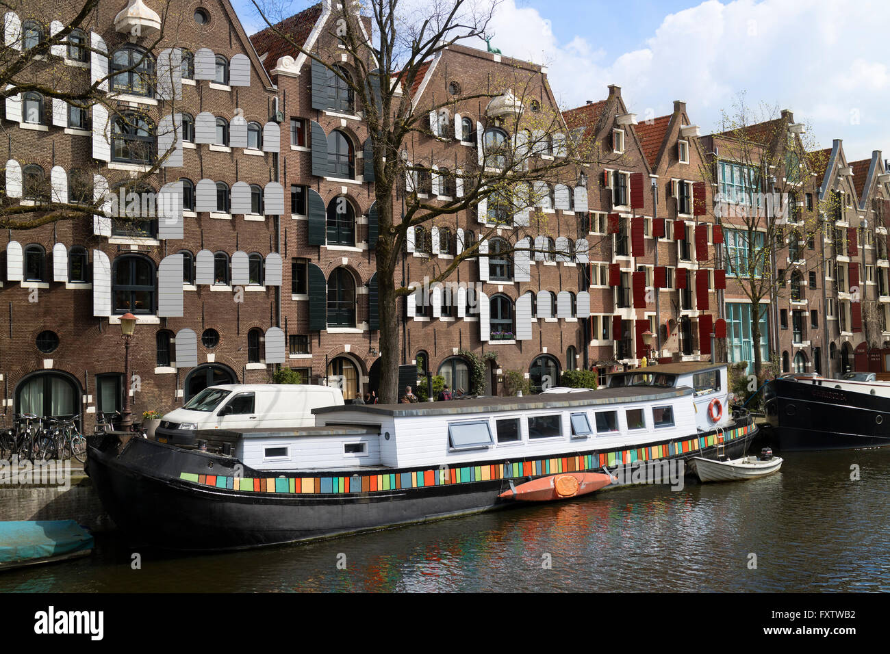 Houseboat colorati in un canale di Amsterdam, Olanda Foto Stock