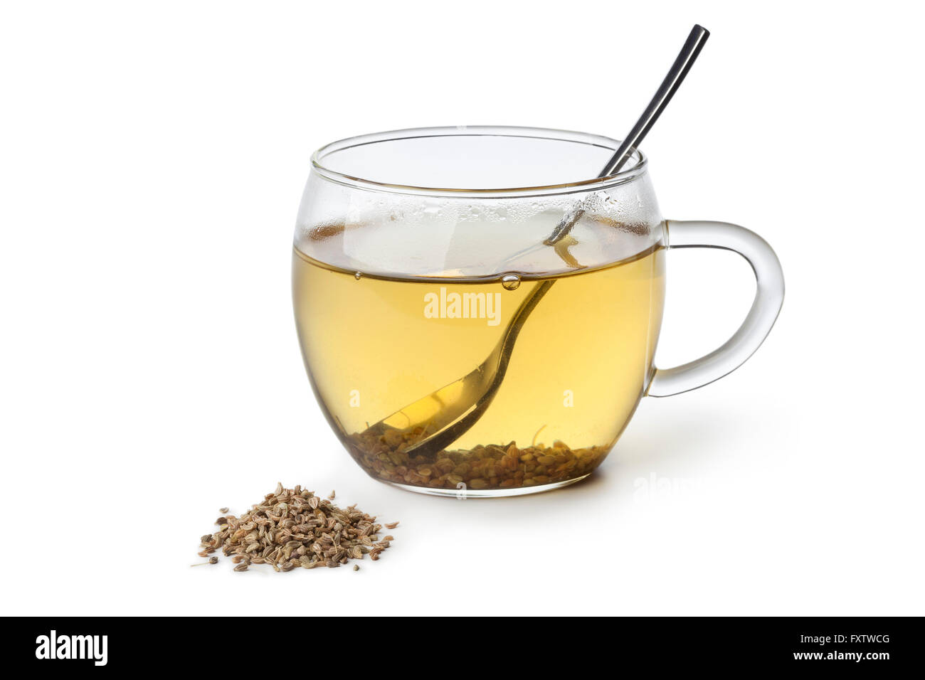 Anice tè in un bicchiere e semi su sfondo bianco Foto Stock