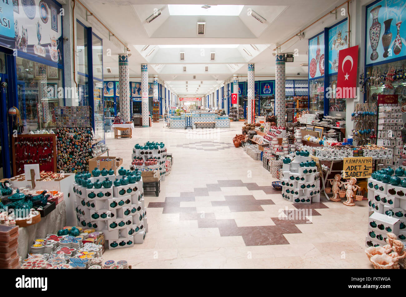 Kutahya, Turchia - 10 Aprile 2016: ceramista Bazaar interno in Kutahya City Foto Stock