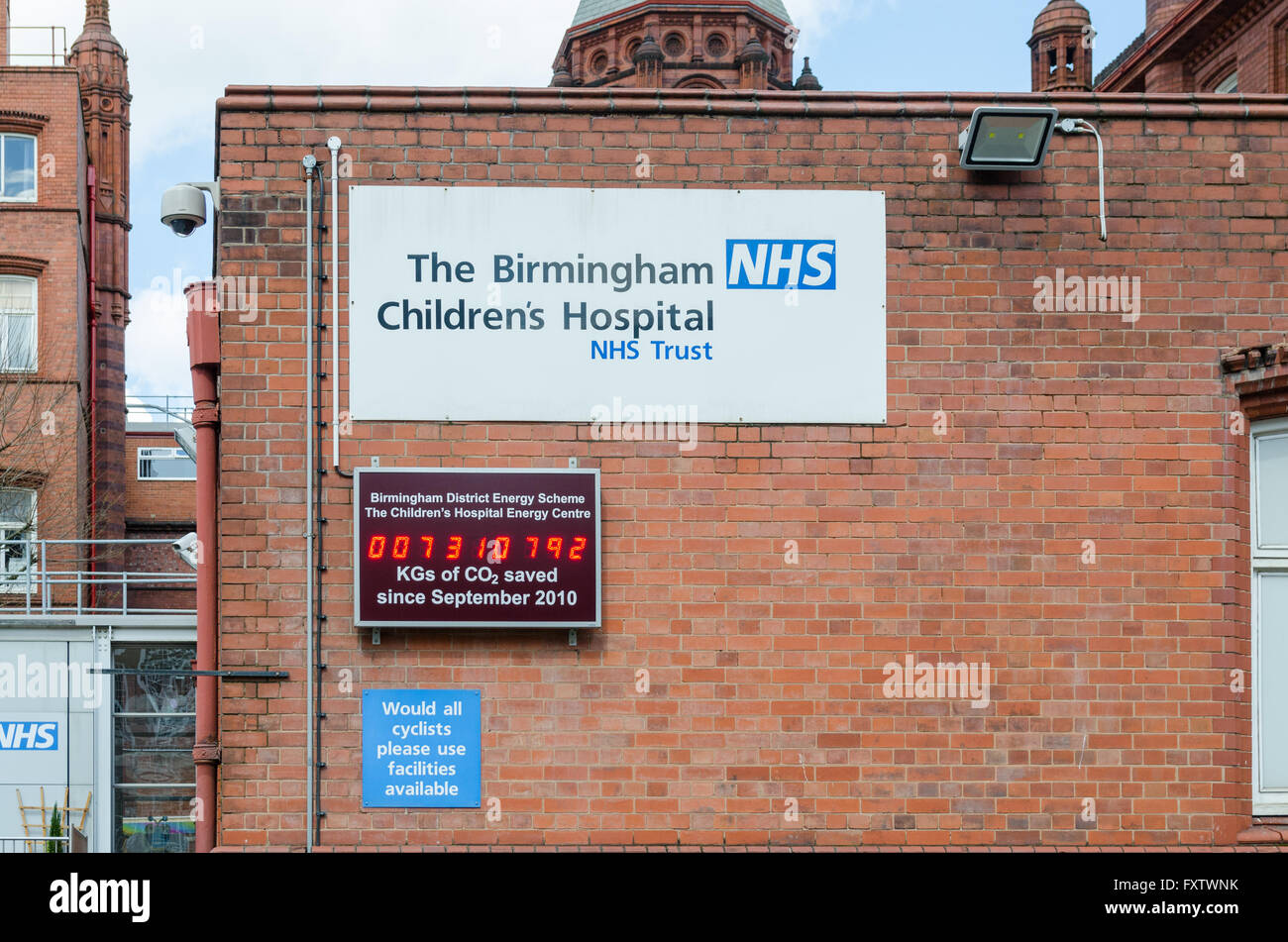 Cartello in Birmingham ospedale per bambini e la visualizzazione di gas CO2 salvato Foto Stock