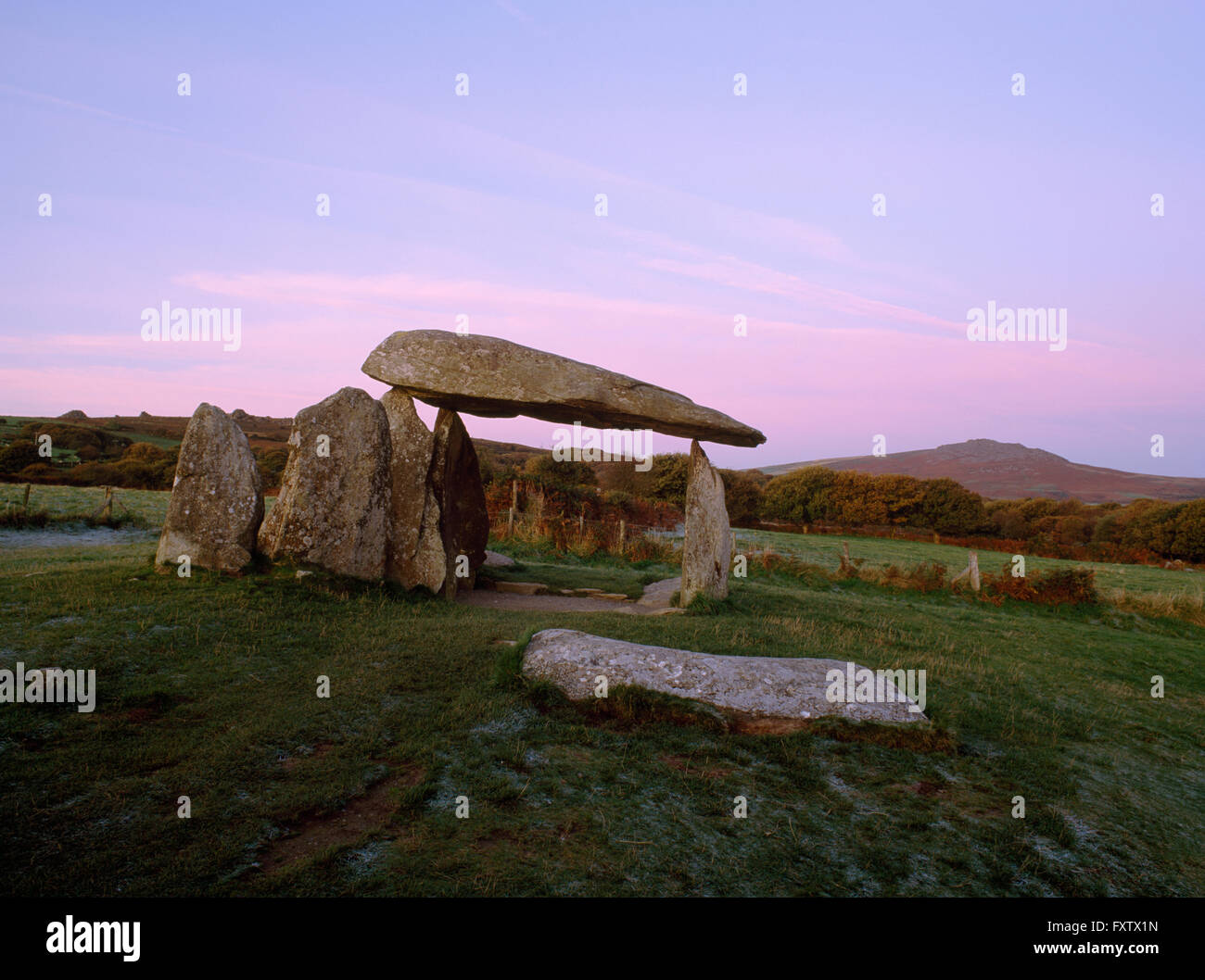 Pentre Ifan sepoltura camera all'alba un chambered megalitico tomba risalente al periodo neolitico, IV millennio BC.Pembrokeshire, West Wales, Regno Unito Foto Stock