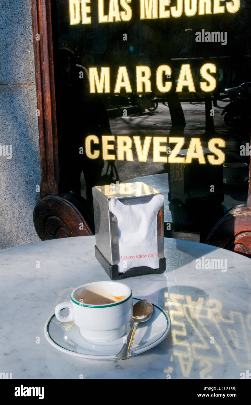 Tazza vuota di caffè in terrazza. Madrid, Spagna. Foto Stock