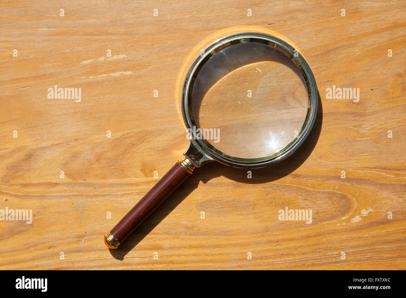 Legno a forma di lente di ingrandimento maniglia in metallo Foto Stock