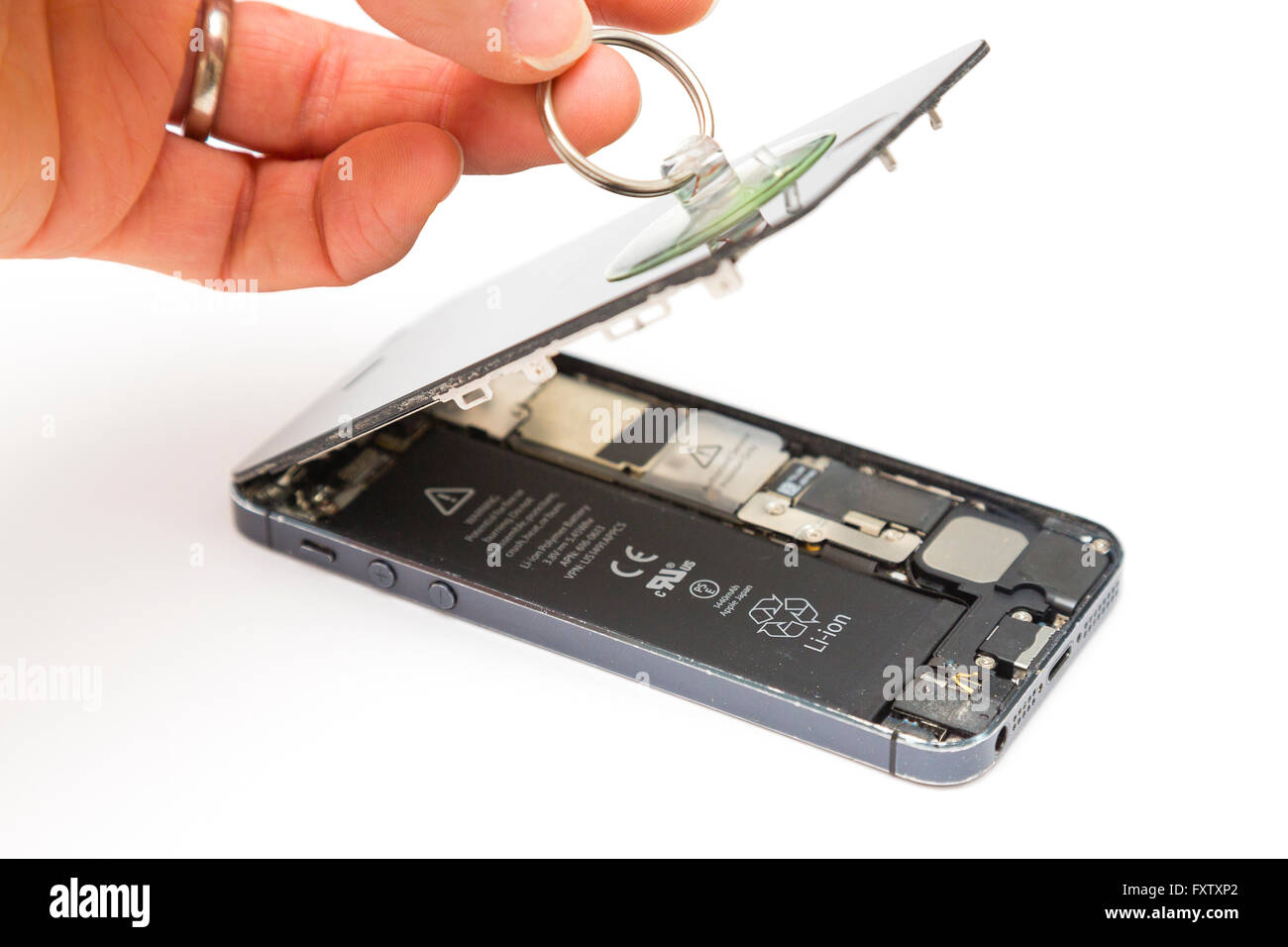 Londra, Regno Unito. Apple iPhone con schermo a metà strada rimosso con una piccola ventosa. Foto Stock