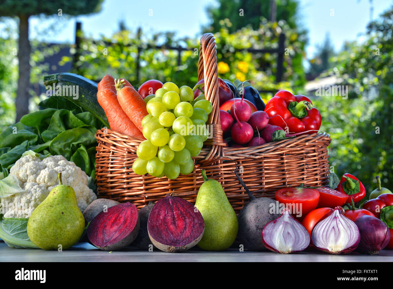 Organico fresco frutta e verdura in giardino. Alimentazione equilibrata Foto Stock