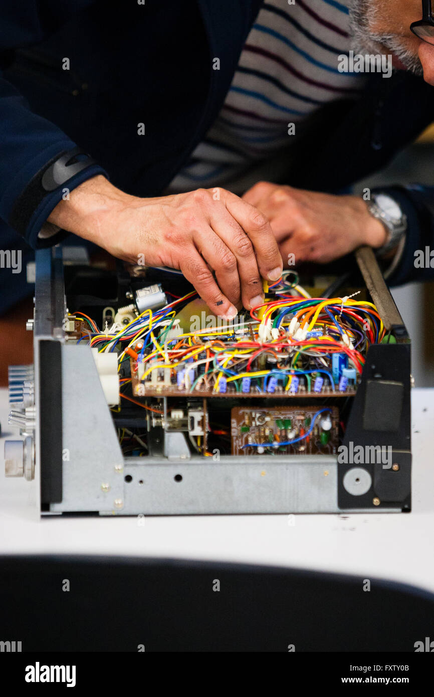 Hackney, Londra, Regno Unito. Riavviare il client di partito di tentare una riparazione su un classico deck a cassetta. Foto Stock