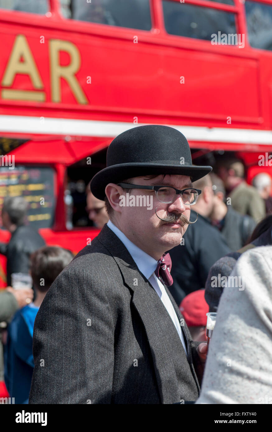 Un uomo con i baffi e Bowler cappello e occhiali di protezione al Classic car boot in vendita in Cubitt Square, Kings Cross Londra Foto Stock