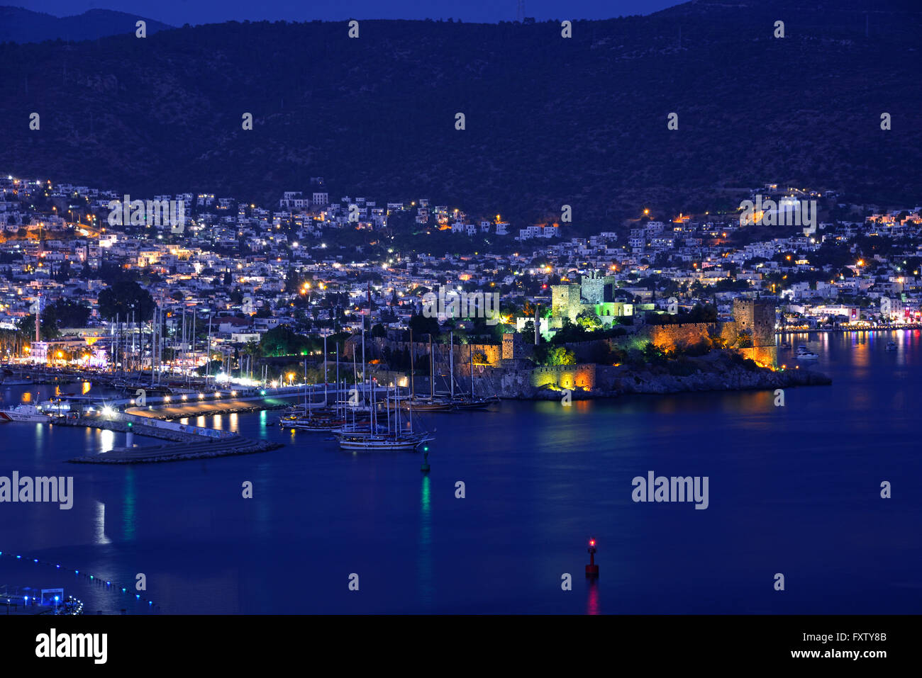 Vista del porto di Bodrum e Castello di San Pietro di notte. Riviera turca. Foto Stock