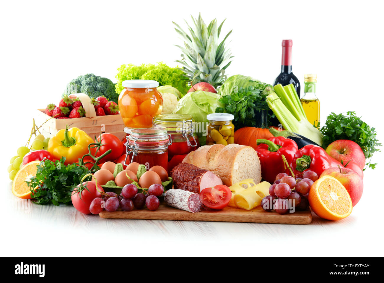 Composizione con cibo organico isolato su sfondo bianco Foto Stock
