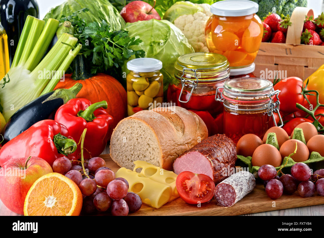 Composizione con varietà di alimenti biologici. Dieta bilanciata. Foto Stock