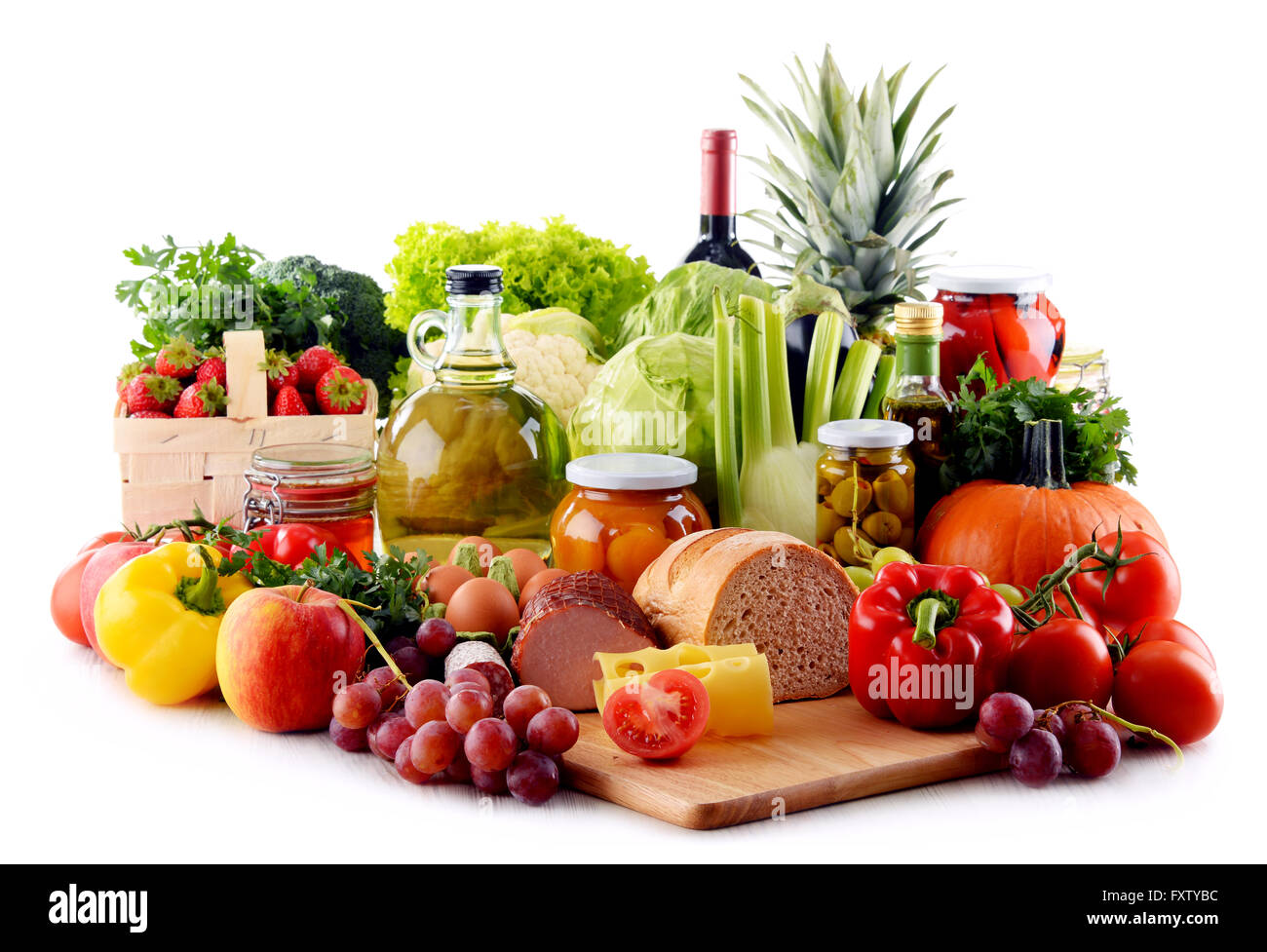 Composizione con cibo organico isolato su sfondo bianco Foto Stock