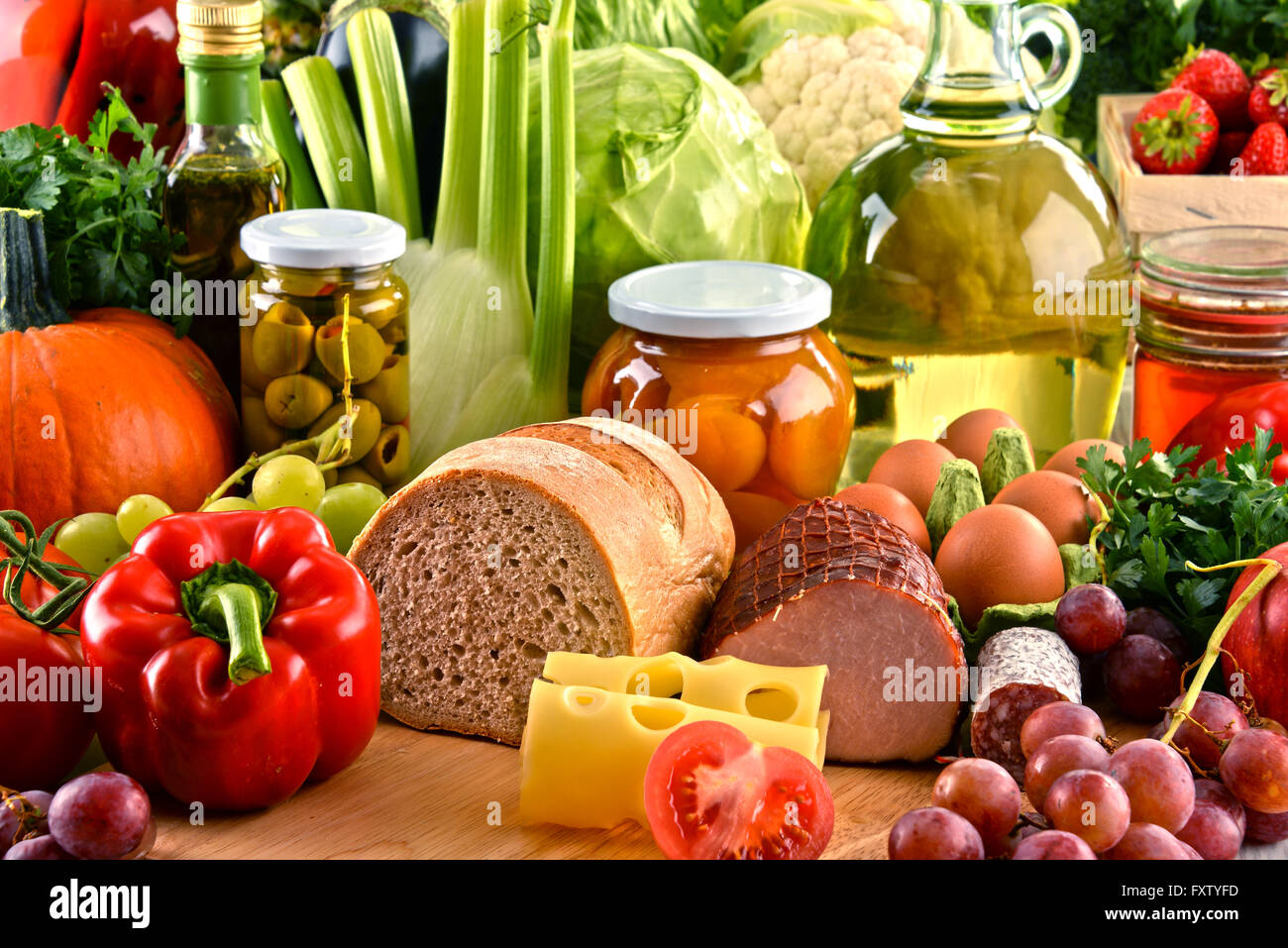 Composizione con varietà di alimenti biologici. Dieta bilanciata. Foto Stock