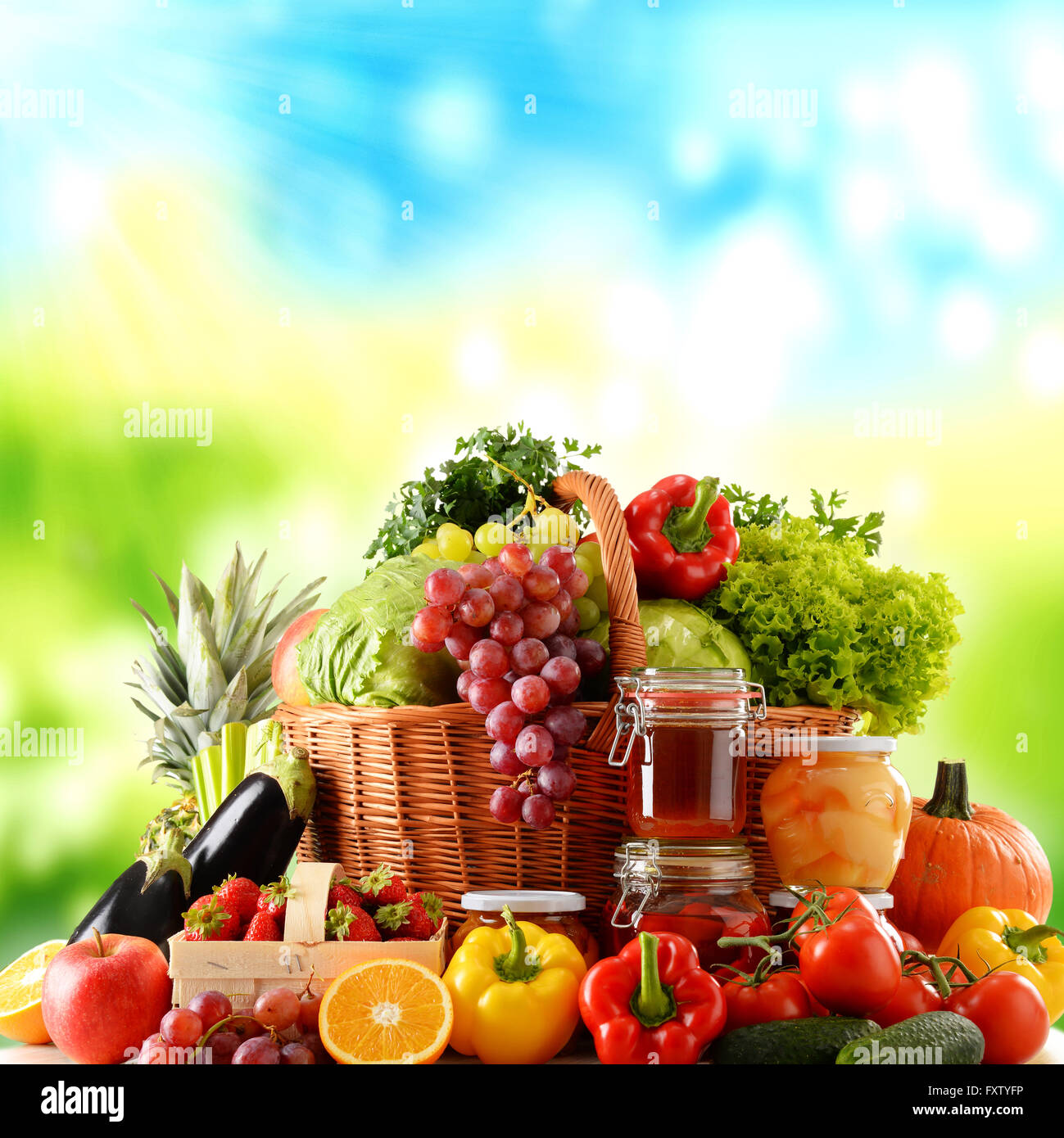 Composizione con varietà di alimenti biologici. Alimentazione equilibrata Foto Stock