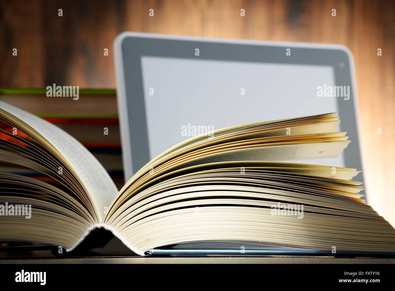 Composizione con libri e computer tablet. Foto Stock