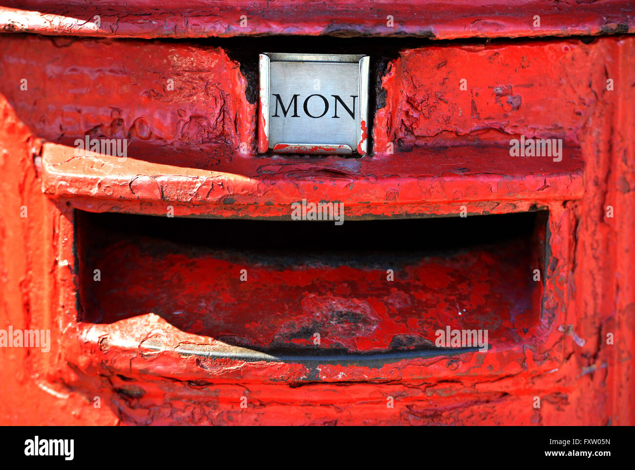 Rosso ruggine post box, lunedì Foto Stock