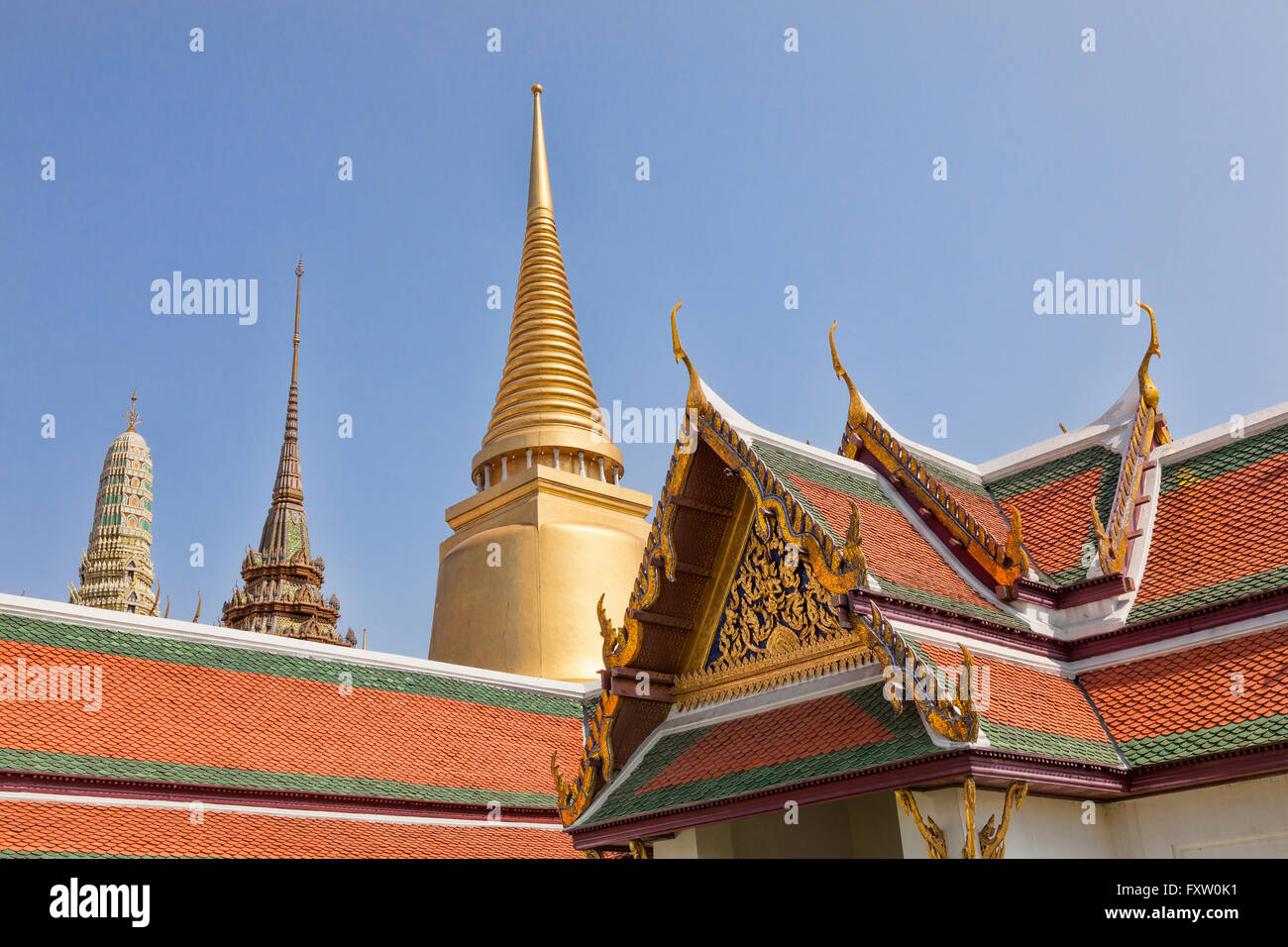 Wat Pho tempio e Grand Palace di Bangkok come visto dalla parete esterna cercando in dal livello della strada Foto Stock