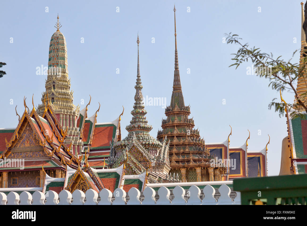 Wat Pho tempio e Grand Palace di Bangkok come visto dalla parete esterna cercando in dal livello della strada Foto Stock