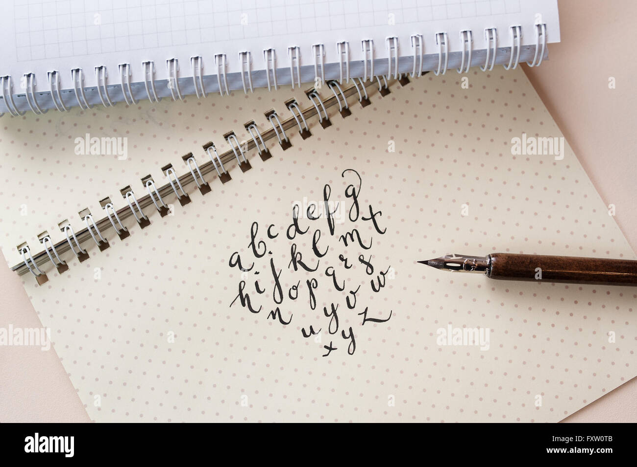 Disegnata a mano calligrafico alfabeto inglese scritti con inchiostro della penna Foto Stock