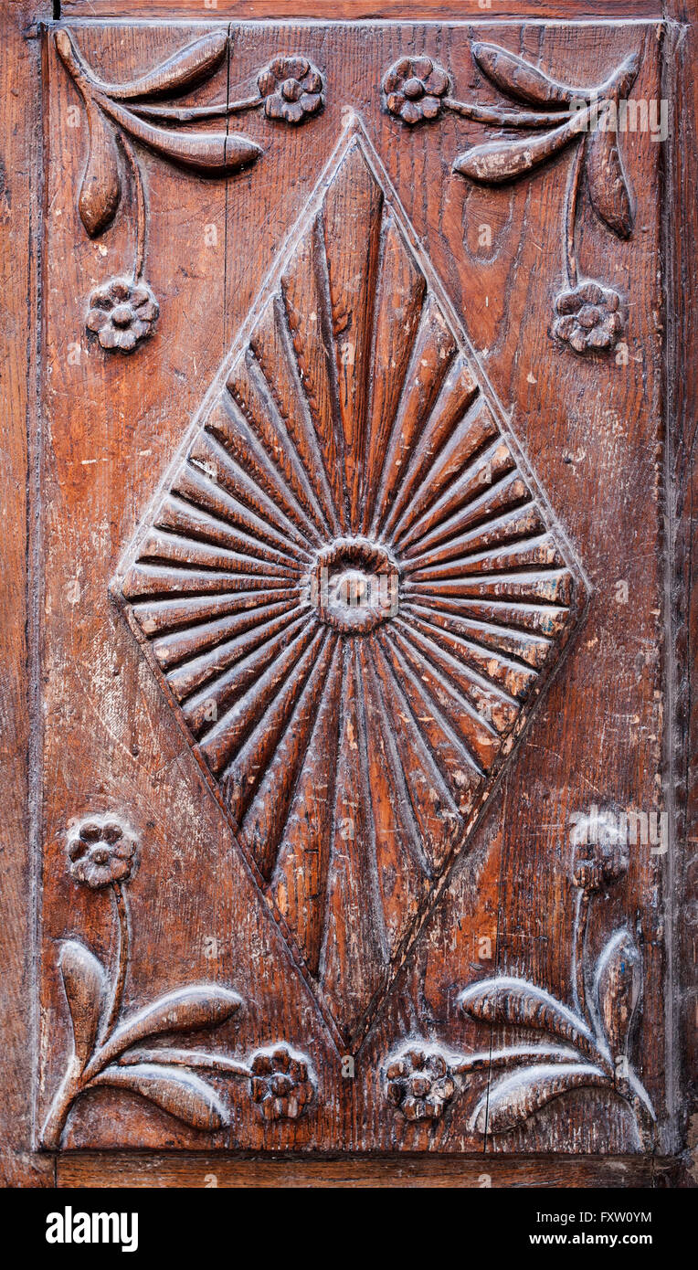 Filettato marrone vecchio telaio di legno con fiori Foto Stock