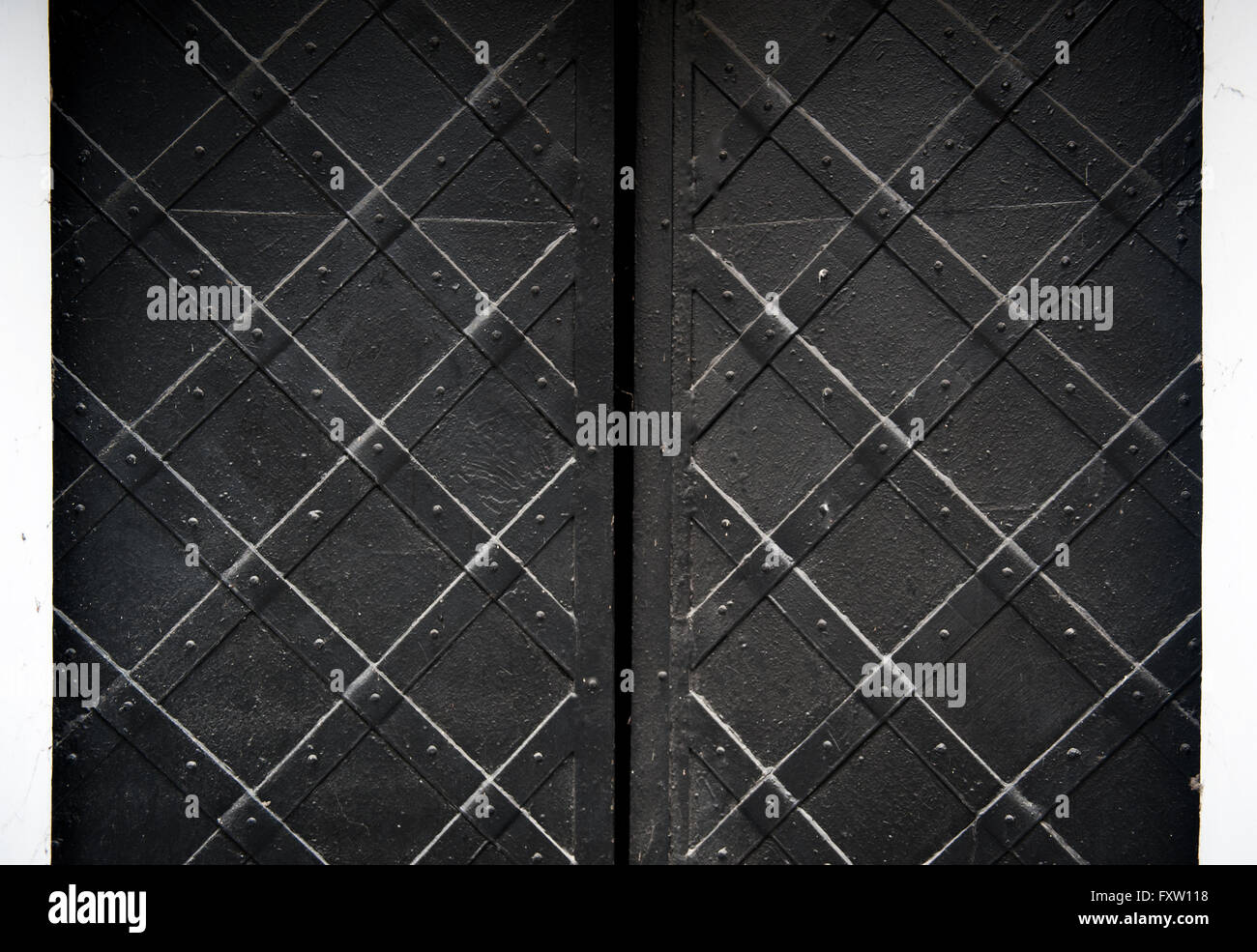 La texture del vecchio nero porta di metallo con i rivetti per lo sfondo Foto Stock