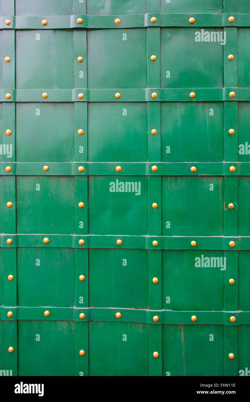 Texture verde della vecchia porta di metallo con i rivetti per lo sfondo Foto Stock