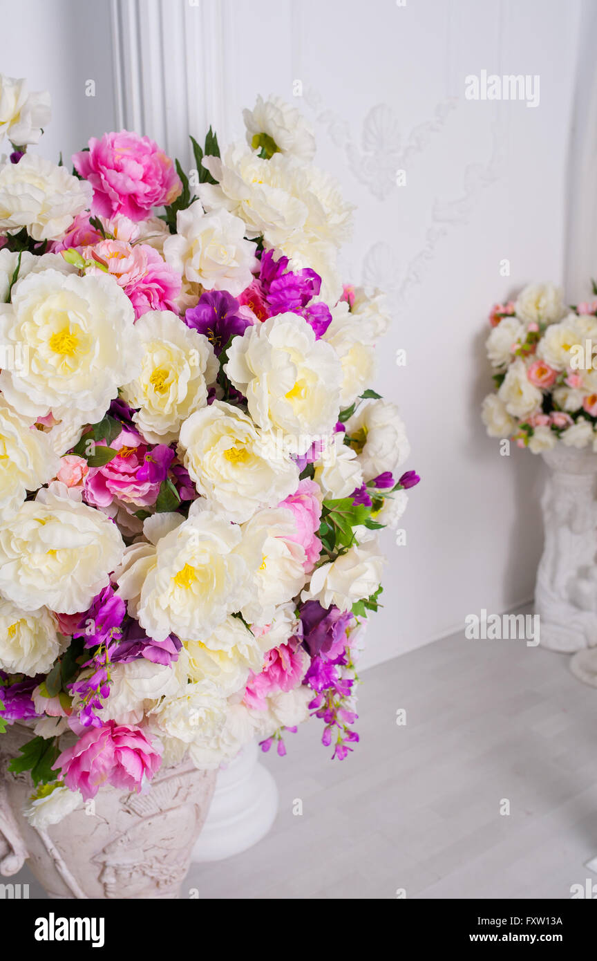 Grandi bouquet di fiori in un vaso a camera Foto Stock