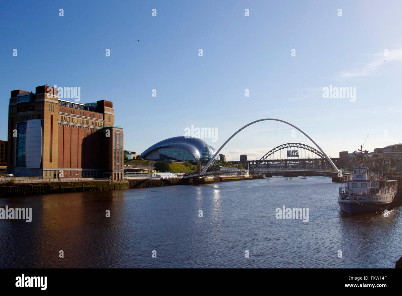 BALTIC ART CENTER Gateshead Millennium Bridge SALVIA TYNE BRIDGE NEWCASTLE UPON TYNE INGHILTERRA 09 Giugno 2015 Foto Stock