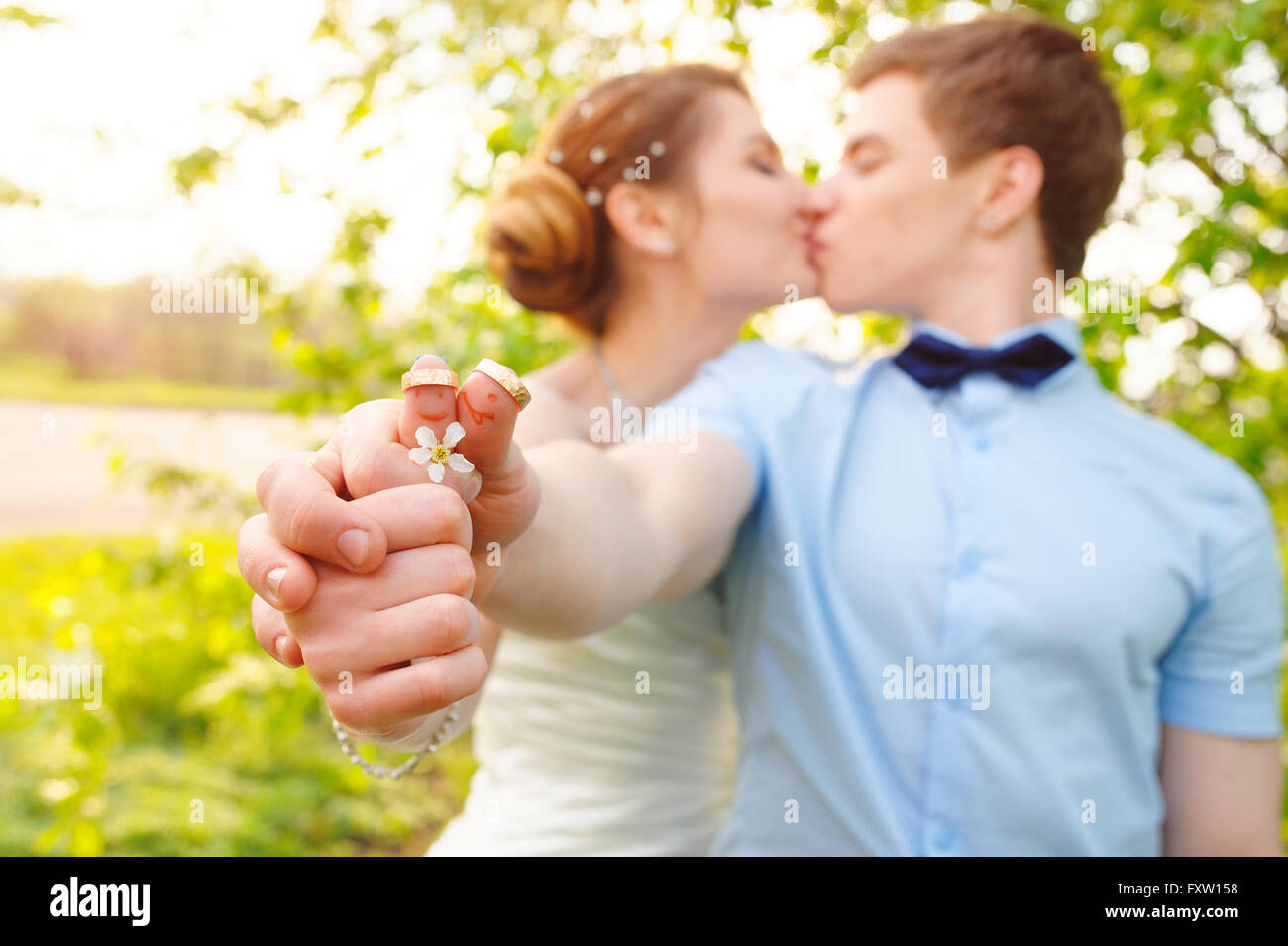 Sposa e lo sposo anelli di trattenimento Foto Stock