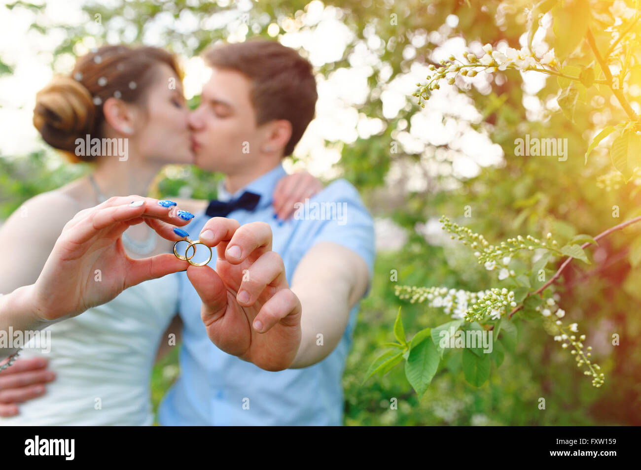 Sposa e lo sposo anelli di trattenimento Foto Stock