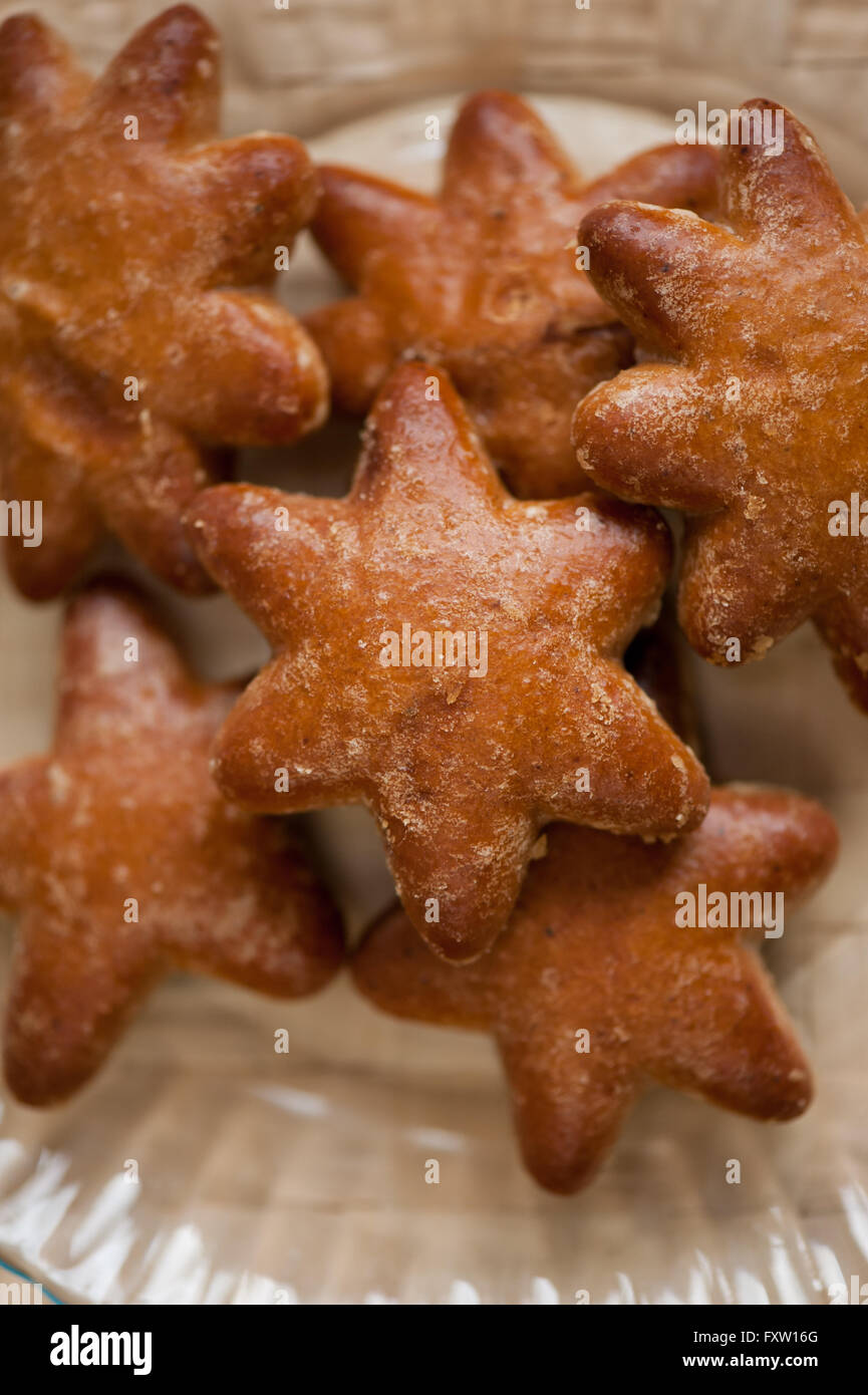 Saporita gingerbread stelle biscotti dolci, fragili cibo dolce sulla lastra di vetro closeup, cotta bocconcino in orientamento verticale. Foto Stock