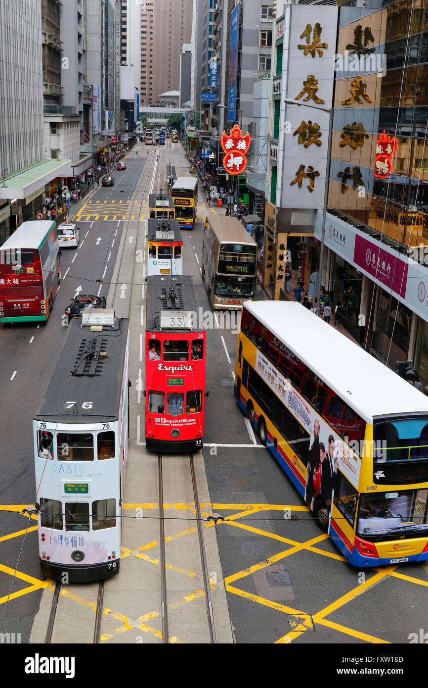 I tram e gli autobus su DES VOEUX ROAD CENTRAL HONG KONG 02 Maggio 2015 Foto Stock