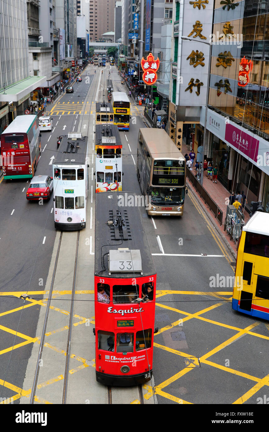 I tram e gli autobus su DES VOEUX ROAD CENTRAL HONG KONG 02 Maggio 2015 Foto Stock