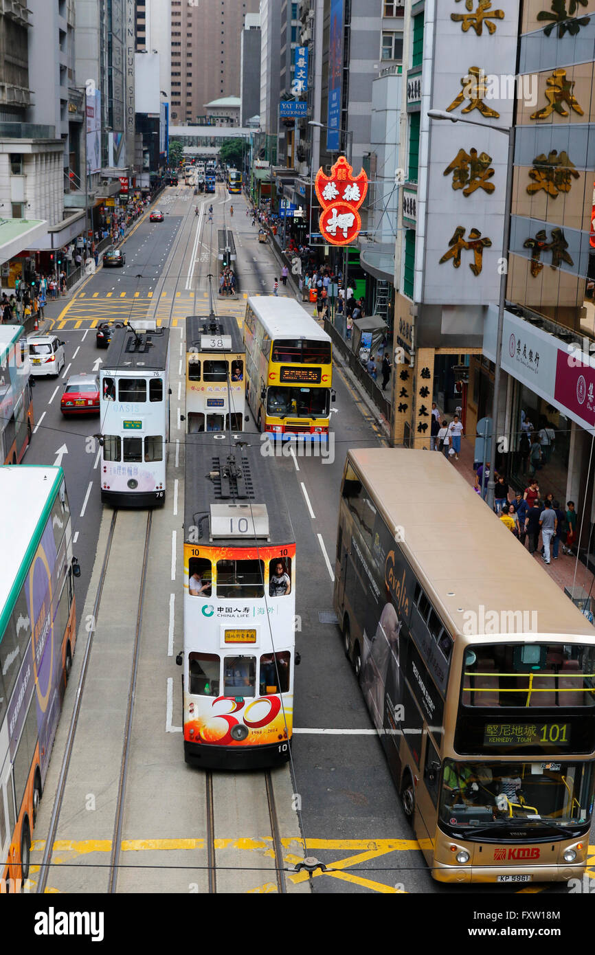 I tram e gli autobus su DES VOEUX ROAD CENTRAL HONG KONG 02 Maggio 2015 Foto Stock