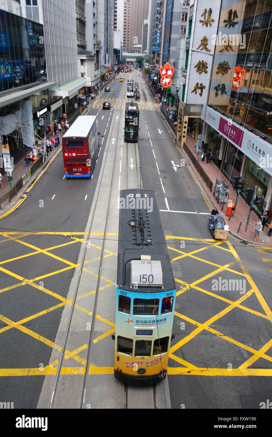 I tram e gli autobus su DES VOEUX ROAD CENTRAL HONG KONG 02 Maggio 2015 Foto Stock