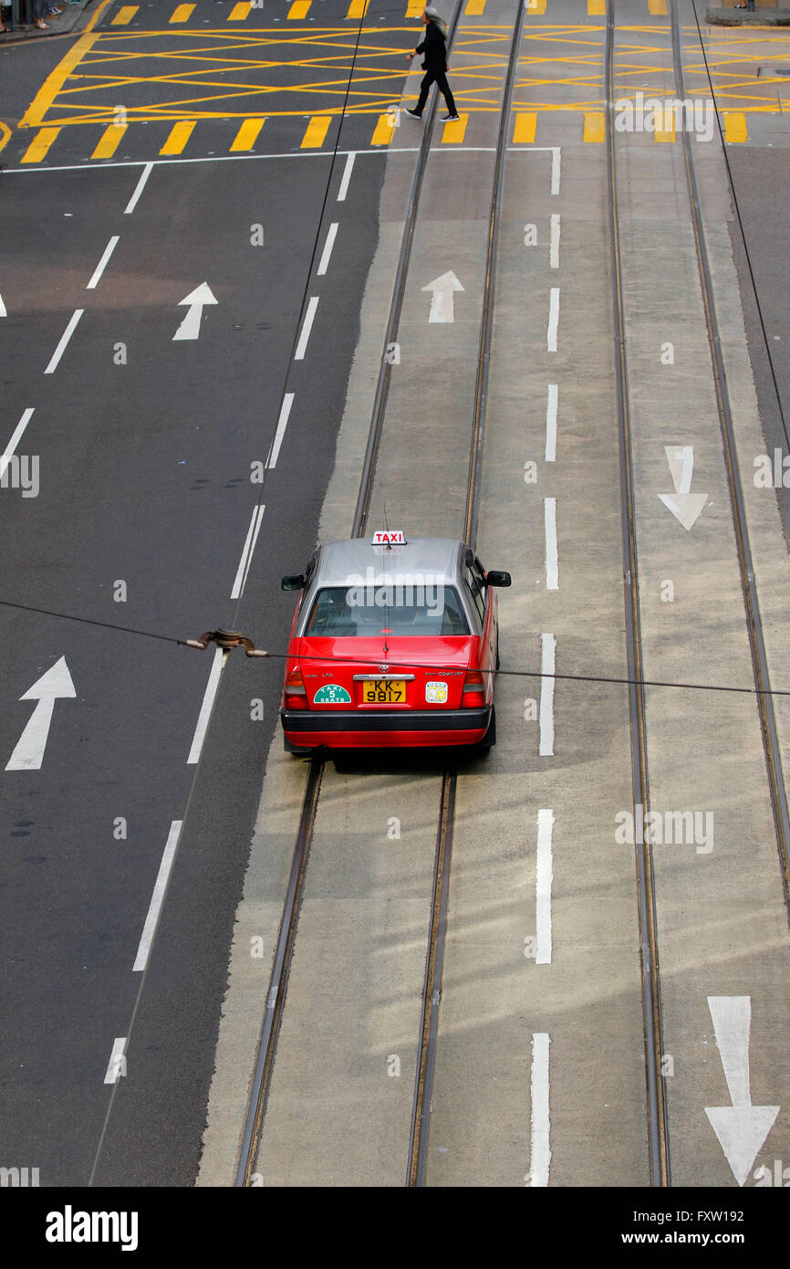 TAXI ROSSO SU DES VOEUX ROAD CENTRAL HONG KONG 02 Maggio 2015 Foto Stock