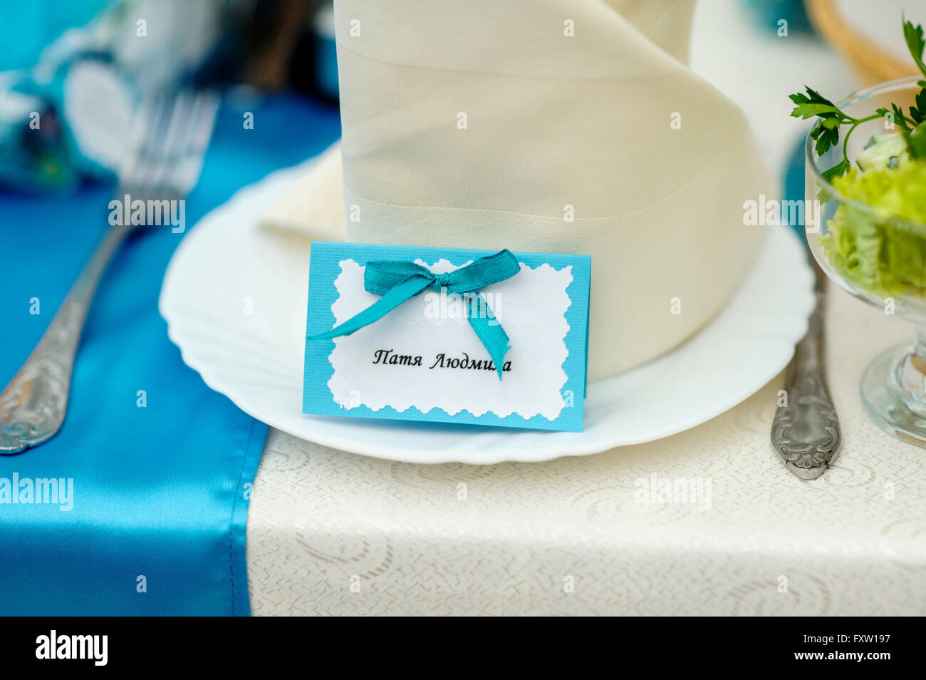 Tavolo da pranzo impostazione con la lavanda vintage stoviglie e posate Foto Stock