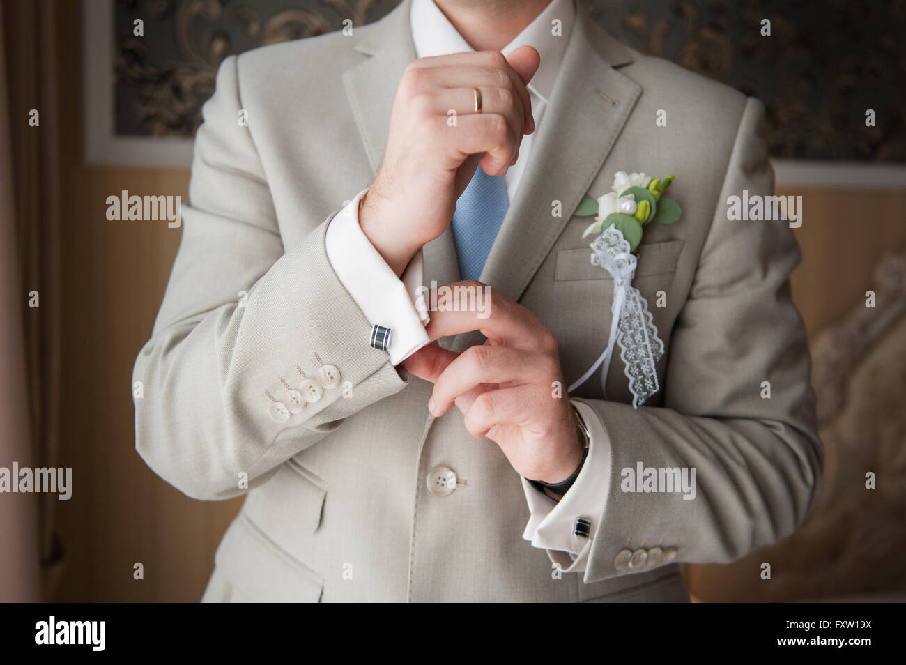 Close-up di eleganza man mano con anello, cravatta e cufflink Foto Stock