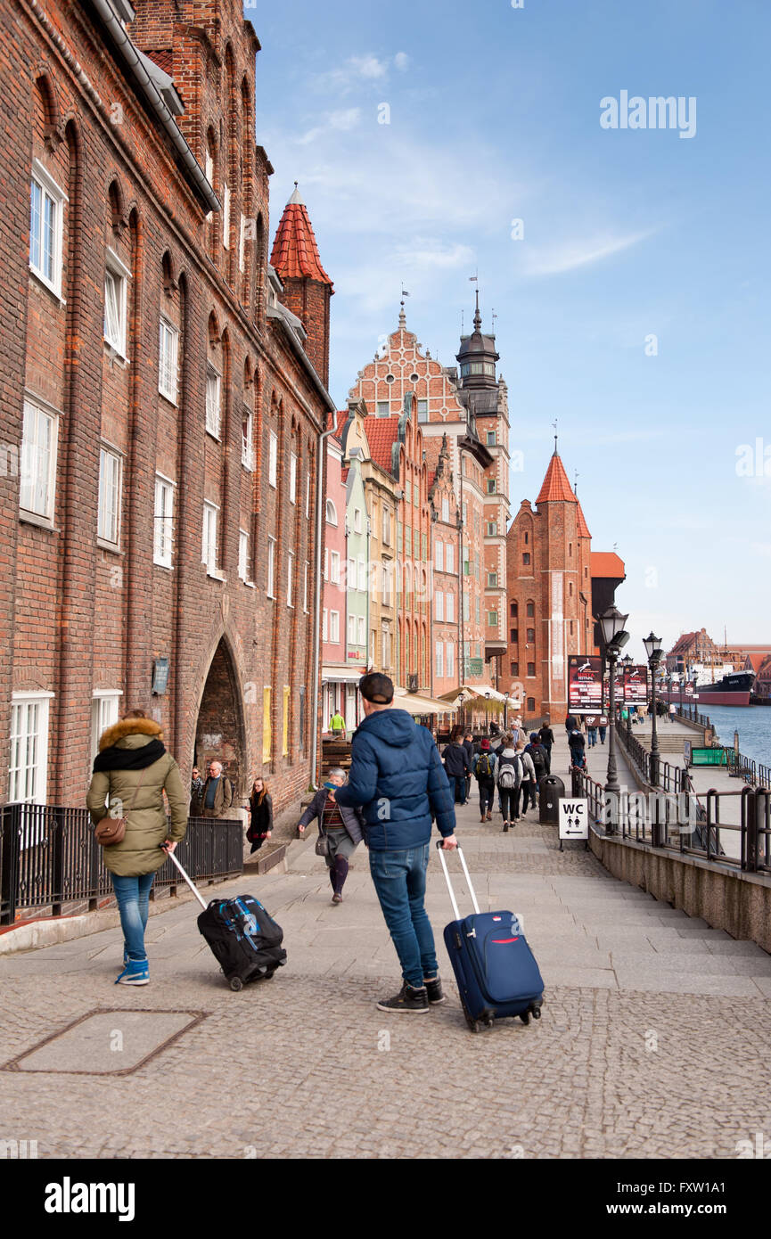 Per i turisti che visitano la città di Gdansk, persone con bagaglio al Dlugie Pobrzeze sulla sponda occidentale del Motlawa a Danzica, visite turistiche Foto Stock