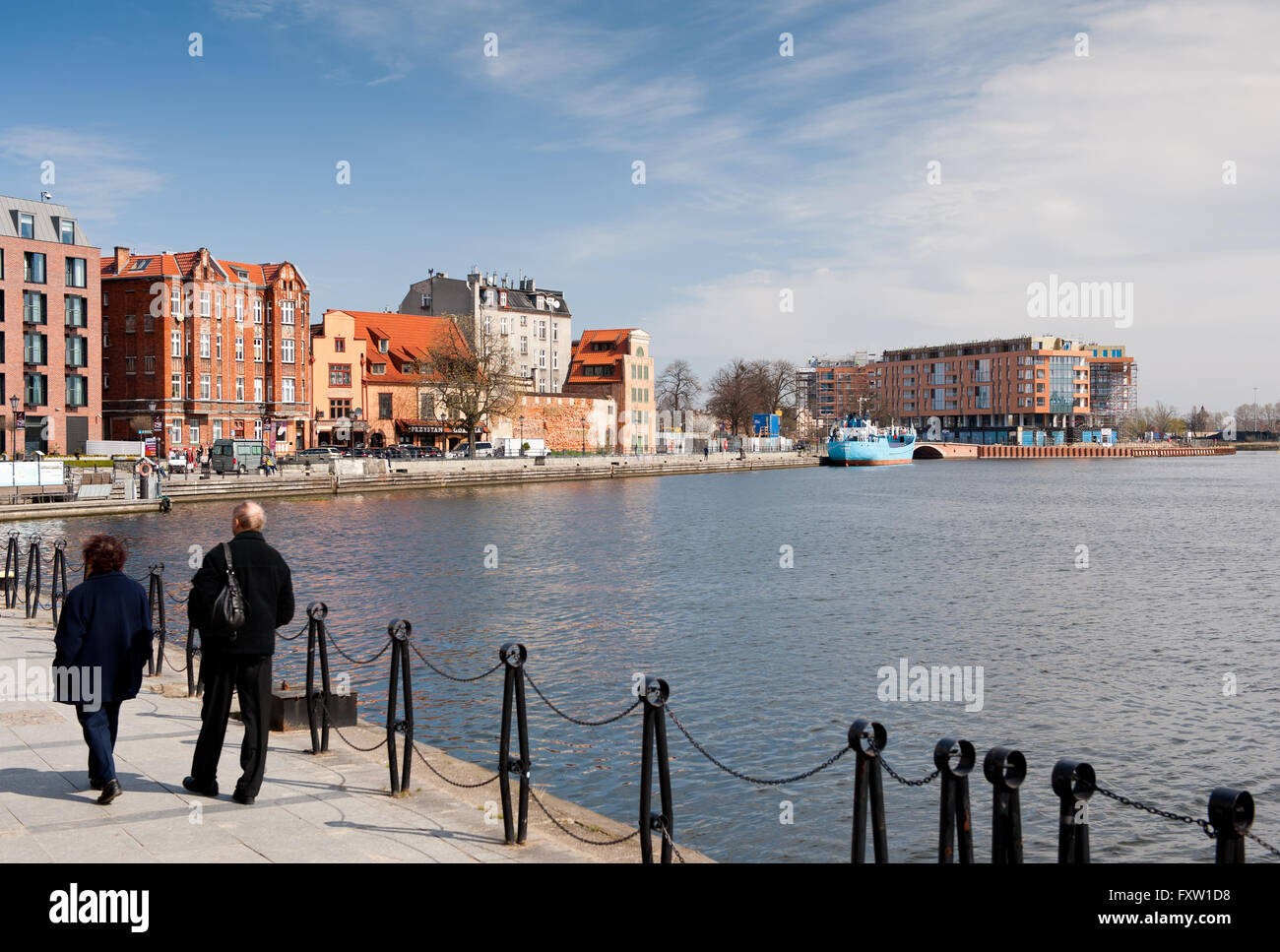 Il turista leisure nel porto di Danzica presso il fiume Motlawa, vista dalla passeggiata di Rybackie Pobrzeze Street, vacanze visite turistiche Foto Stock
