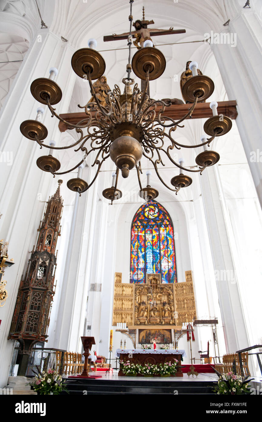 Lampadario ornamentali nella navata centrale e l'altare principale di Kosciol Mariacki in Gdansk, Polonia, Europa, chiesa visita interna Foto Stock